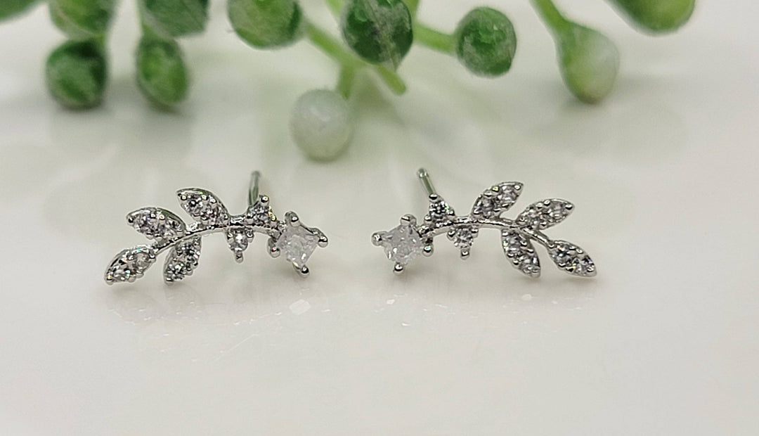 Delicate Flower Leaf Pattern Post Earring: Gold - JY3