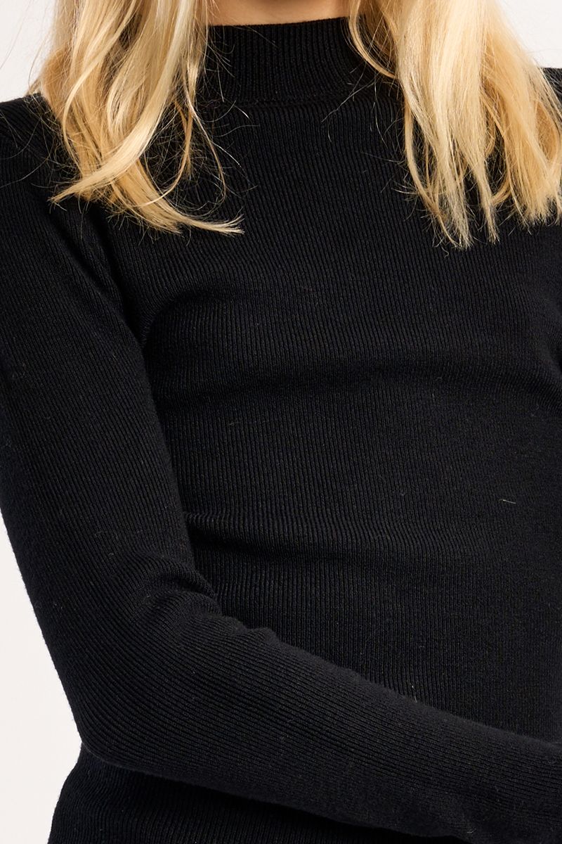 BLACK KNITTED SWEATER